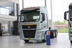 中国重汽 汕德卡SITRAK G7S重卡 590马力 6X4 LNG自动档牵引车(带液缓)