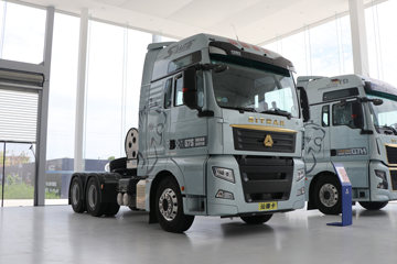 中国重汽 汕德卡SITRAK G7S重卡 590马力 6X4 LNG自动档牵引车(带液缓)