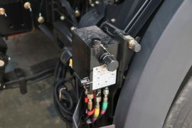 解放J6P&nbsp;电动牵引车底盘图片