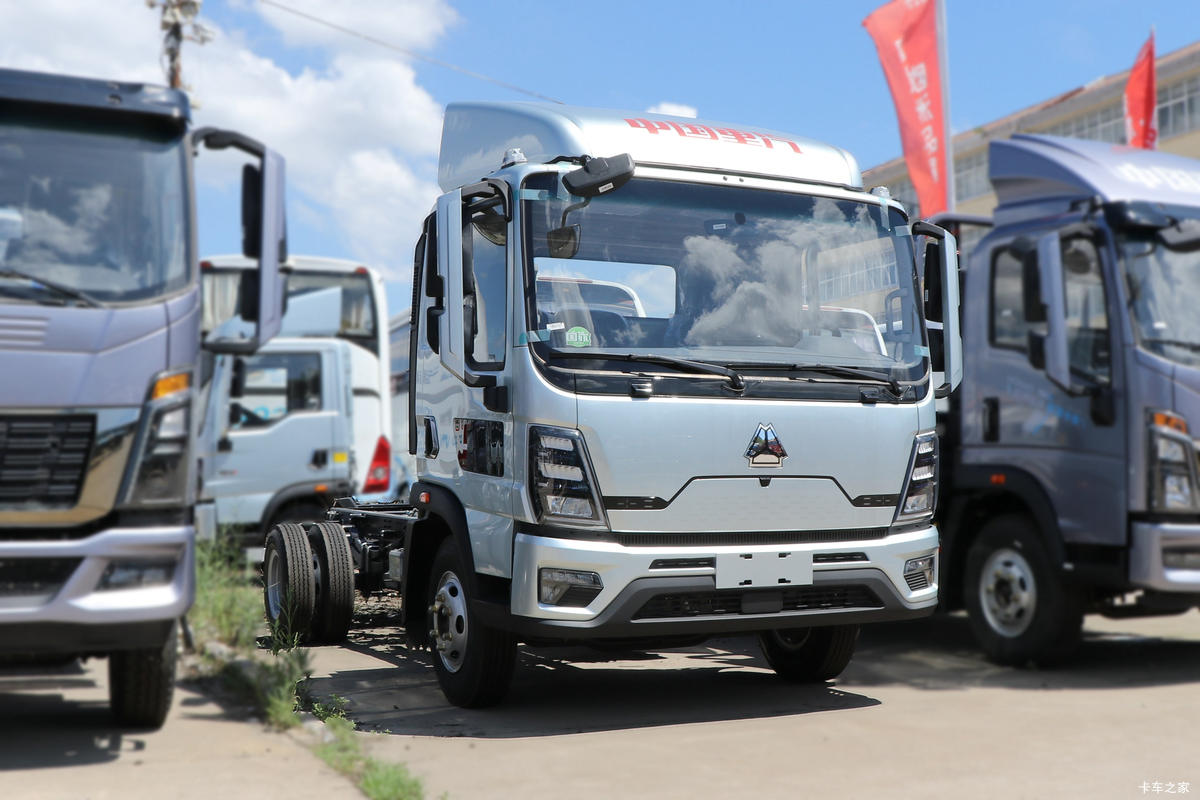 中国重汽HOWO 统帅PRO 180马力 4.15米单排仓栅式轻卡(万里扬8档)