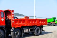 大运 G6中卡 复合型 230马力 6X2 5.5米自卸车(DYQ3243D6CC)