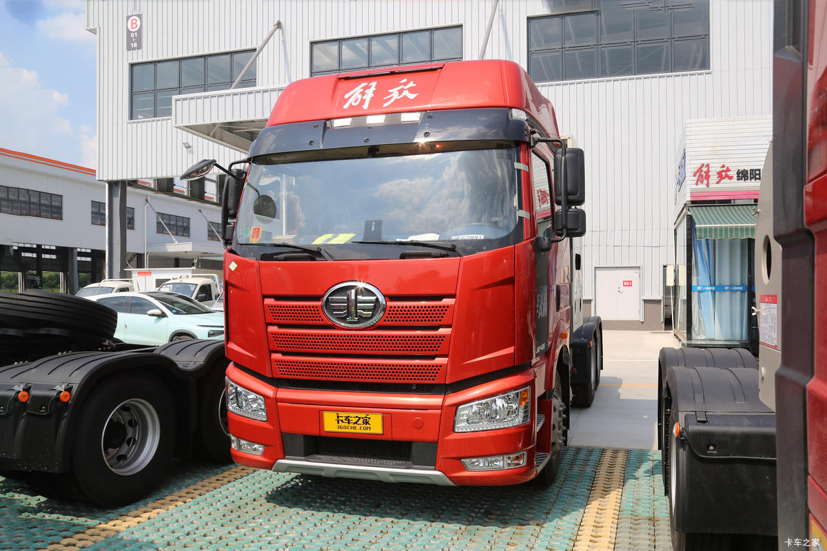 解放J6P 经典版 12.5L柴油 520马力 6X4 法士特16档 高顶 牵引车