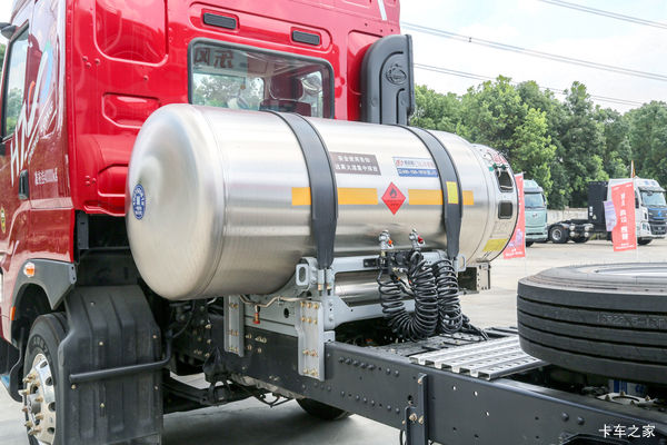 只需3万开回家 乘龙H7 540马力LNG牵引车