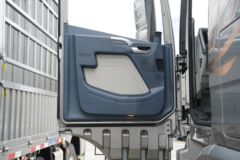 青岛解放 JH6重卡 智尊版2.0 530马力 8X4 9.4米LNG自动档仓栅式载货车(液缓)(CA5311CCYP25K15L7T4NE6A80)