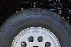 湖北大运 风尚 复合型 270马力 8X2 9.6米仓栅式载货车(国六)(DYQ5310CCYD6EB)