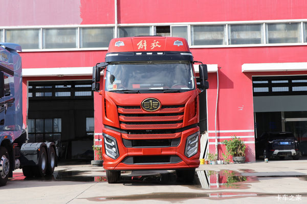 一汽解放J6V 领航版 12.5L柴油 580马力 6X4 一汽解放12档  8.75米厢式载货车