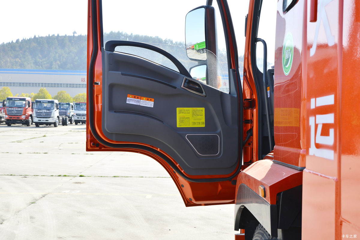 致胜自卸车驾驶室图片