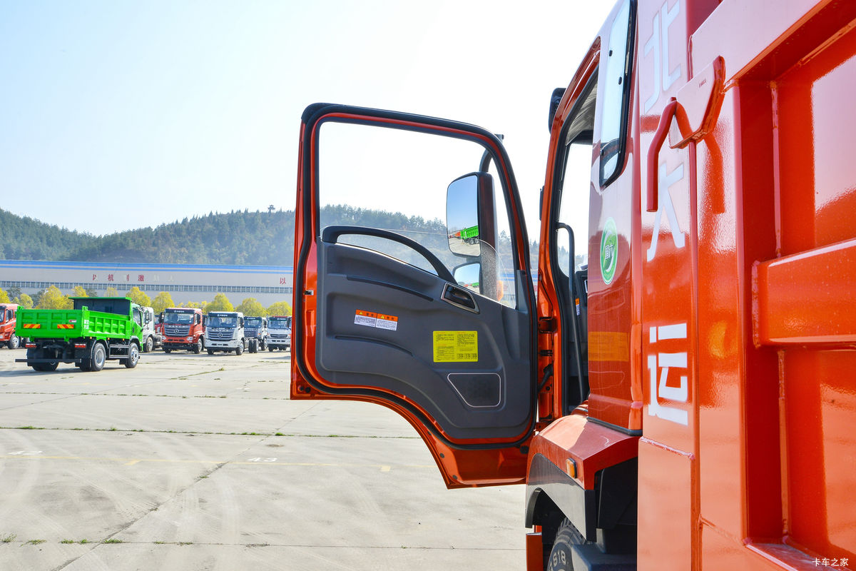 致胜自卸车驾驶室图片