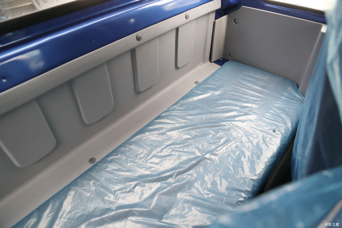 �������� ʱ�����726 151���� 4X2 2.8���Ű���ж����ʻ��                                               