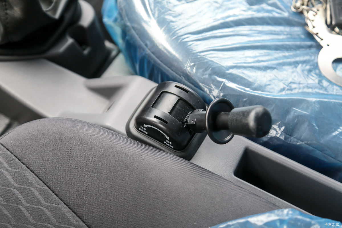 �������� ʱ�����726 151���� 4X2 2.8���Ű���ж����ʻ��                                               