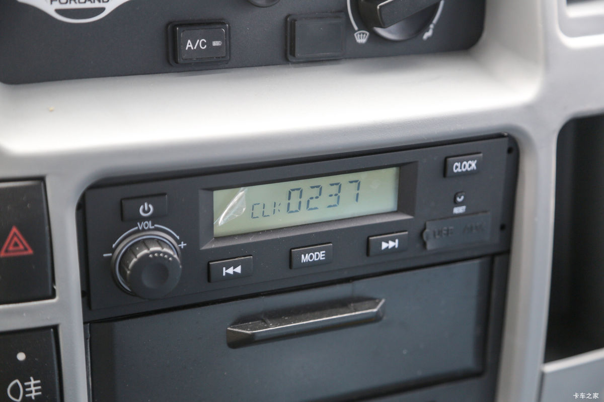 �������� ʱ�����726 151���� 4X2 2.8���Ű���ж����ʻ��                                               