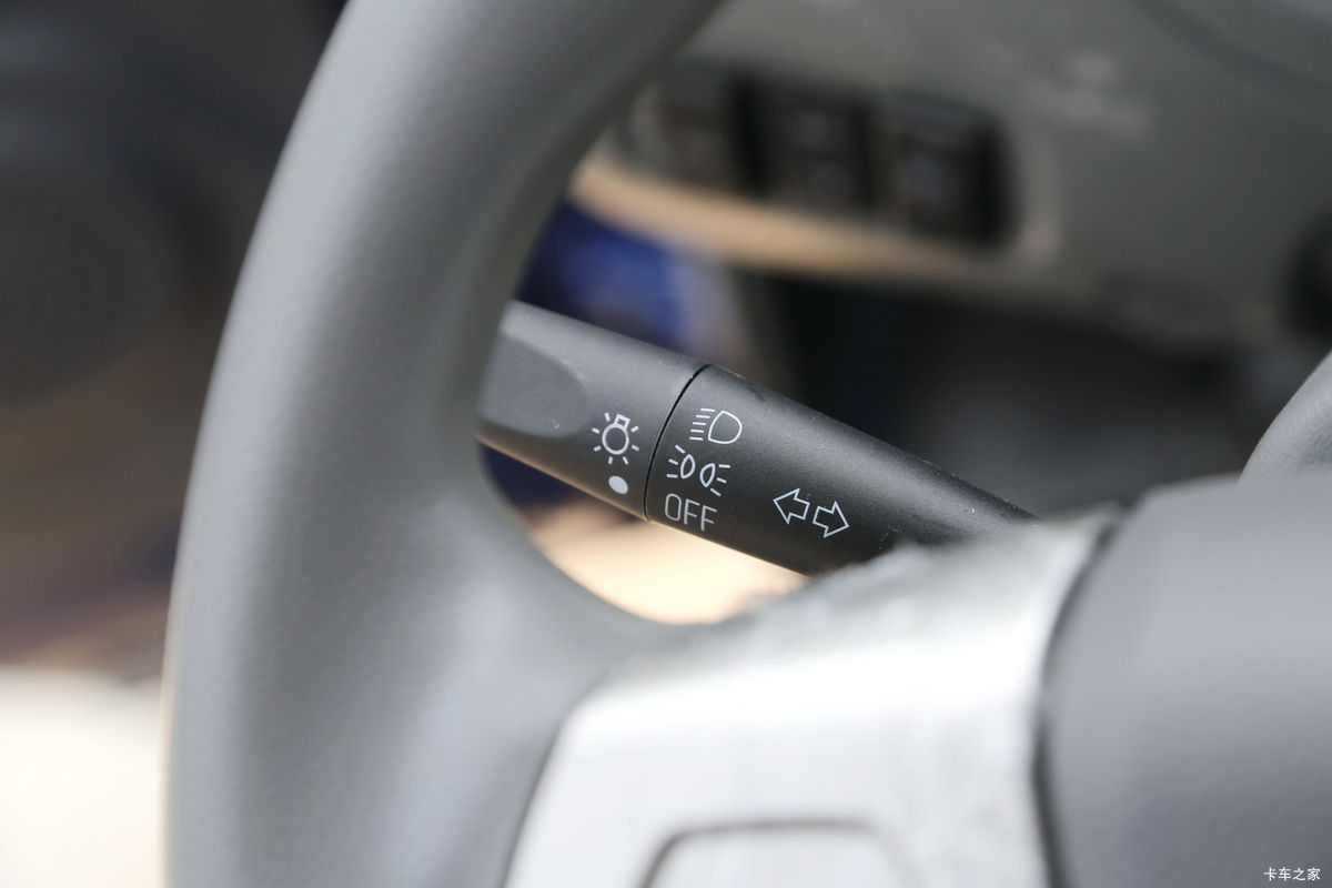 �������� ʱ�����726 151���� 4X2 2.8���Ű���ж����ʻ��                                               