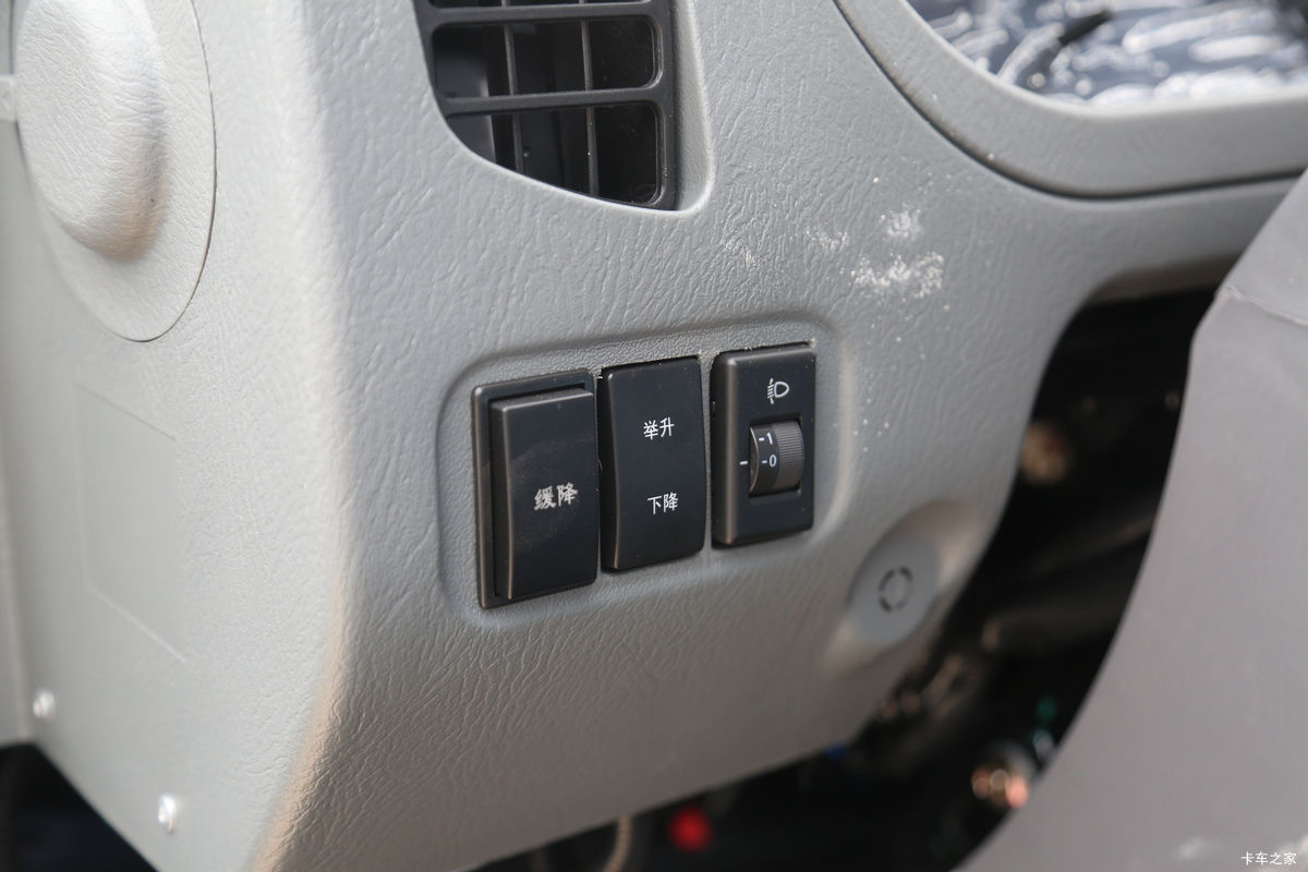 �������� ʱ�����726 151���� 4X2 2.8���Ű���ж����ʻ��                                               