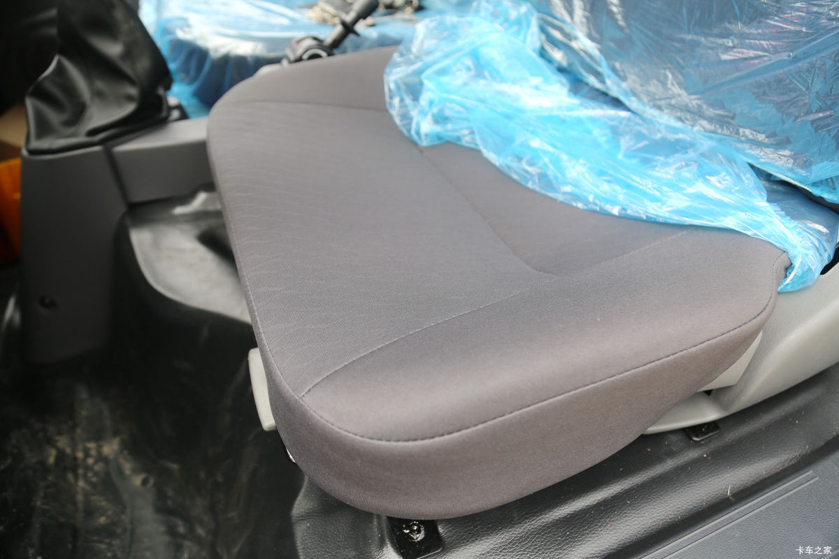 �������� ʱ�����726 151���� 4X2 2.8���Ű���ж����ʻ��                                               