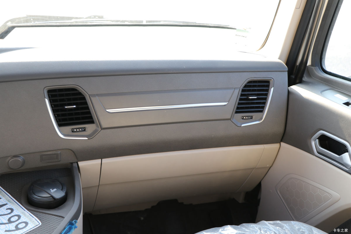 �й����� HOWO MAX 540���� 8X4 AMT�Զ����ʻ�ˮ��Ʒ���䳵(����������)��ʻ��                                               
