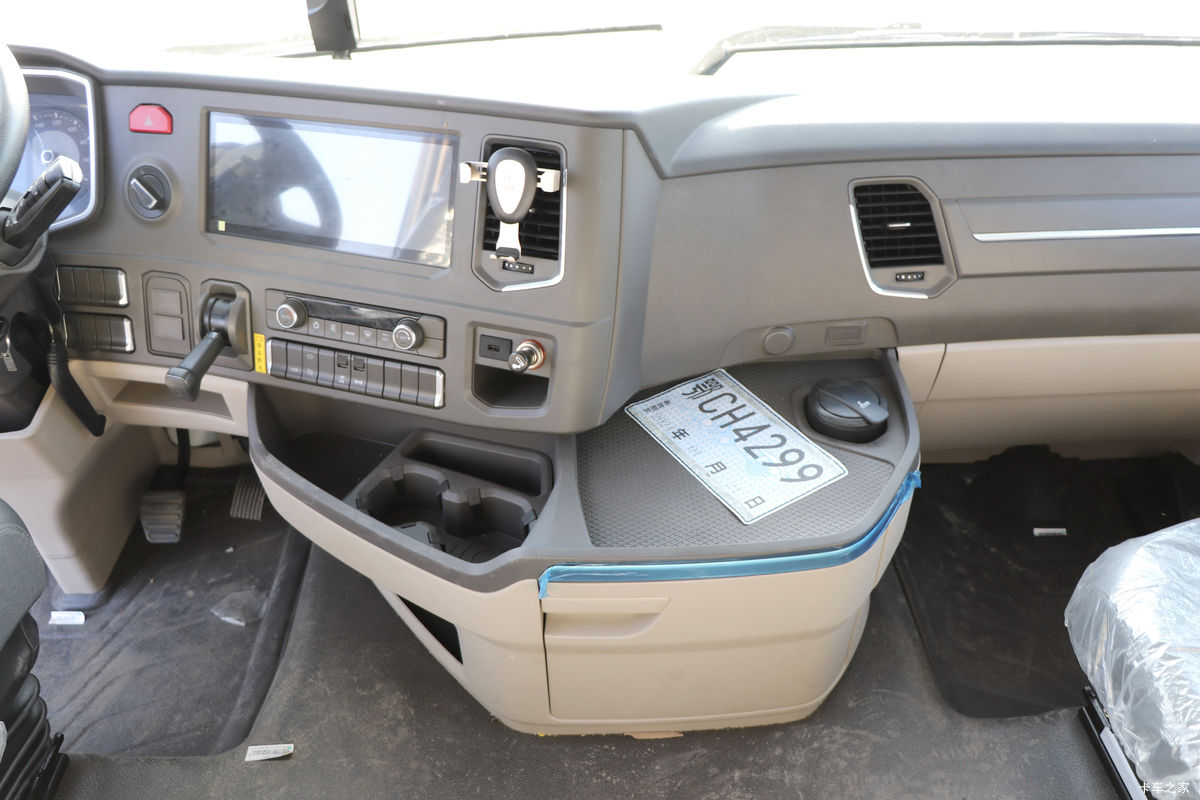 �й����� HOWO MAX 540���� 8X4 AMT�Զ����ʻ�ˮ��Ʒ���䳵(����������)��ʻ��                                               