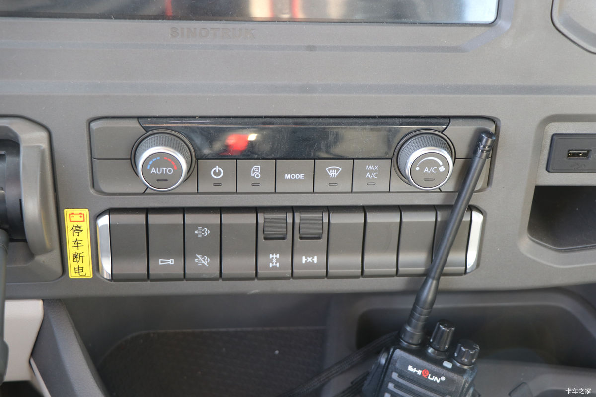 �й����� HOWO MAX 540���� 8X4 AMT�Զ����ʻ�ˮ��Ʒ���䳵(����������)��ʻ��                                               