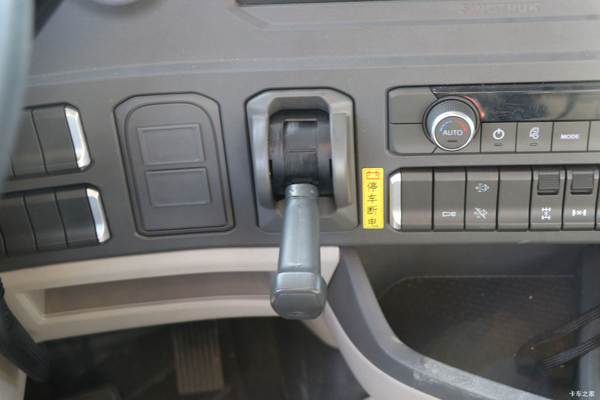 �й����� HOWO MAX 540���� 8X4 AMT�Զ����ʻ�ˮ��Ʒ���䳵(����������)��ʻ��                                               