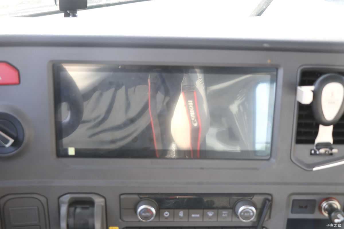 �й����� HOWO MAX 540���� 8X4 AMT�Զ����ʻ�ˮ��Ʒ���䳵(����������)��ʻ��                                               