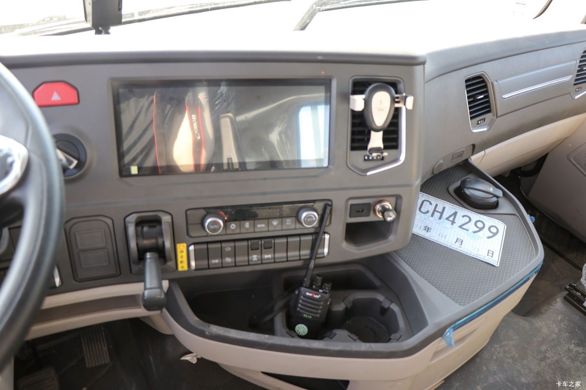 �й����� HOWO MAX 540���� 8X4 AMT�Զ����ʻ�ˮ��Ʒ���䳵(����������)��ʻ��                                               