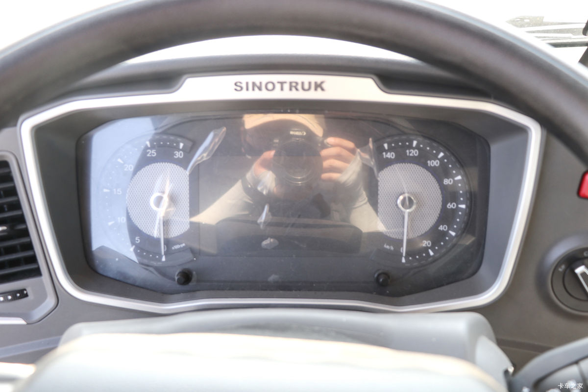 �й����� HOWO MAX 540���� 8X4 AMT�Զ����ʻ�ˮ��Ʒ���䳵(����������)��ʻ��                                               