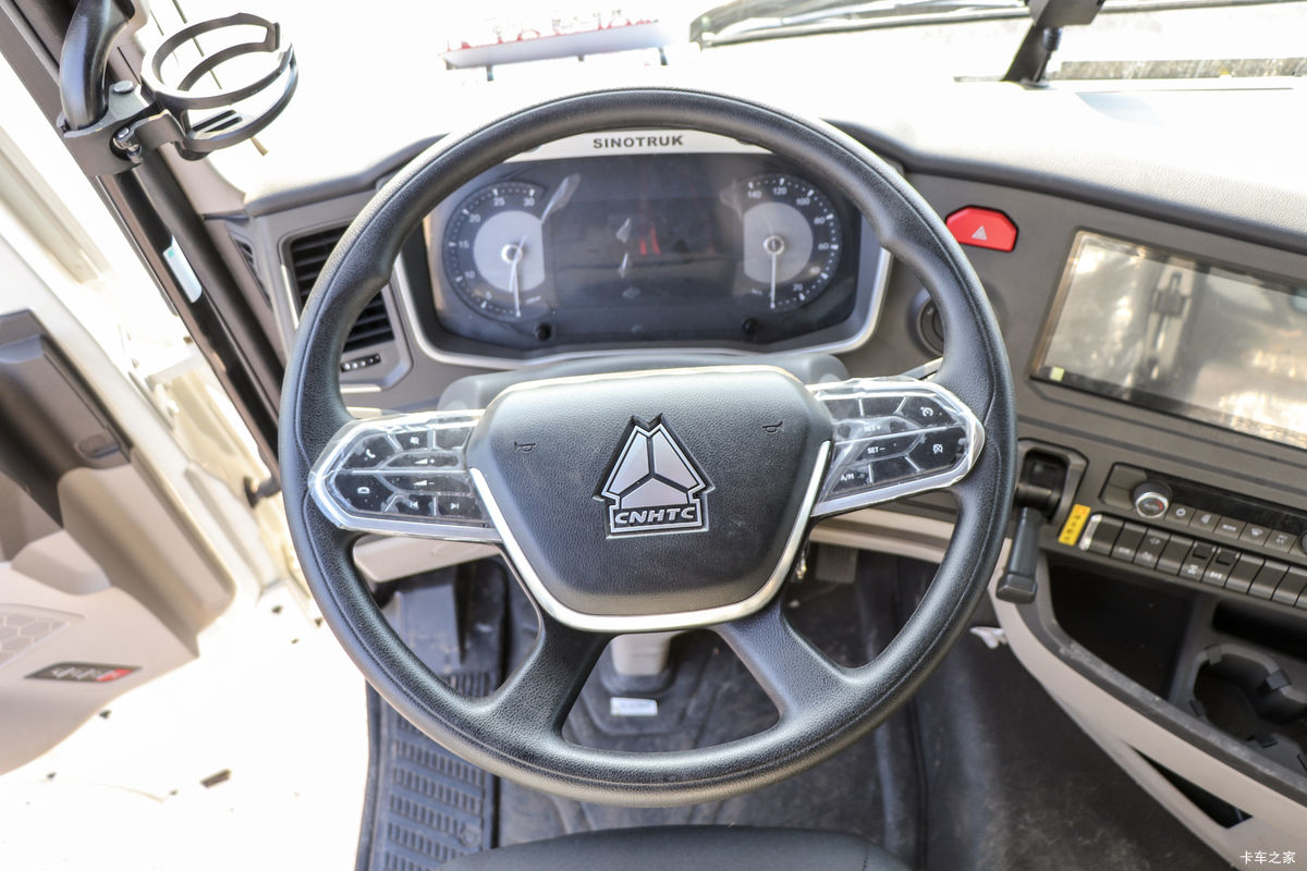 �й����� HOWO MAX 540���� 8X4 AMT�Զ����ʻ�ˮ��Ʒ���䳵(����������)��ʻ��                                               