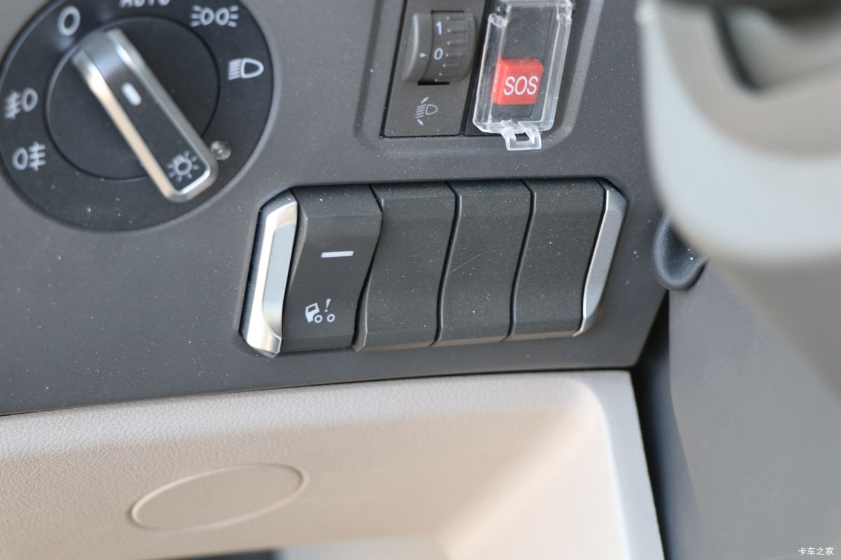 �й����� HOWO MAX 540���� 8X4 AMT�Զ����ʻ�ˮ��Ʒ���䳵(����������)��ʻ��                                               