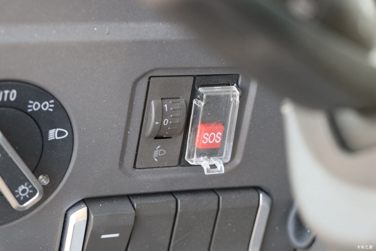 �й����� HOWO MAX 540���� 8X4 AMT�Զ����ʻ�ˮ��Ʒ���䳵(����������)��ʻ��                                               