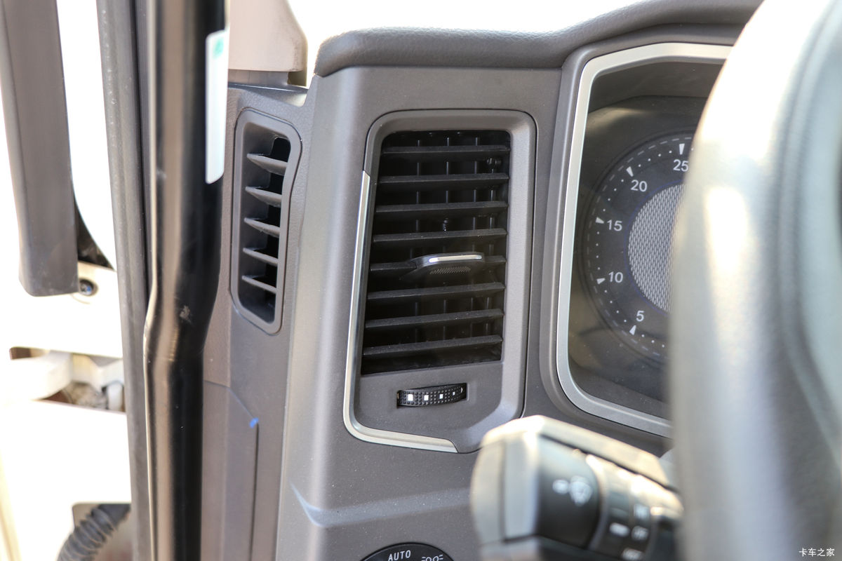 �й����� HOWO MAX 540���� 8X4 AMT�Զ����ʻ�ˮ��Ʒ���䳵(����������)��ʻ��                                               