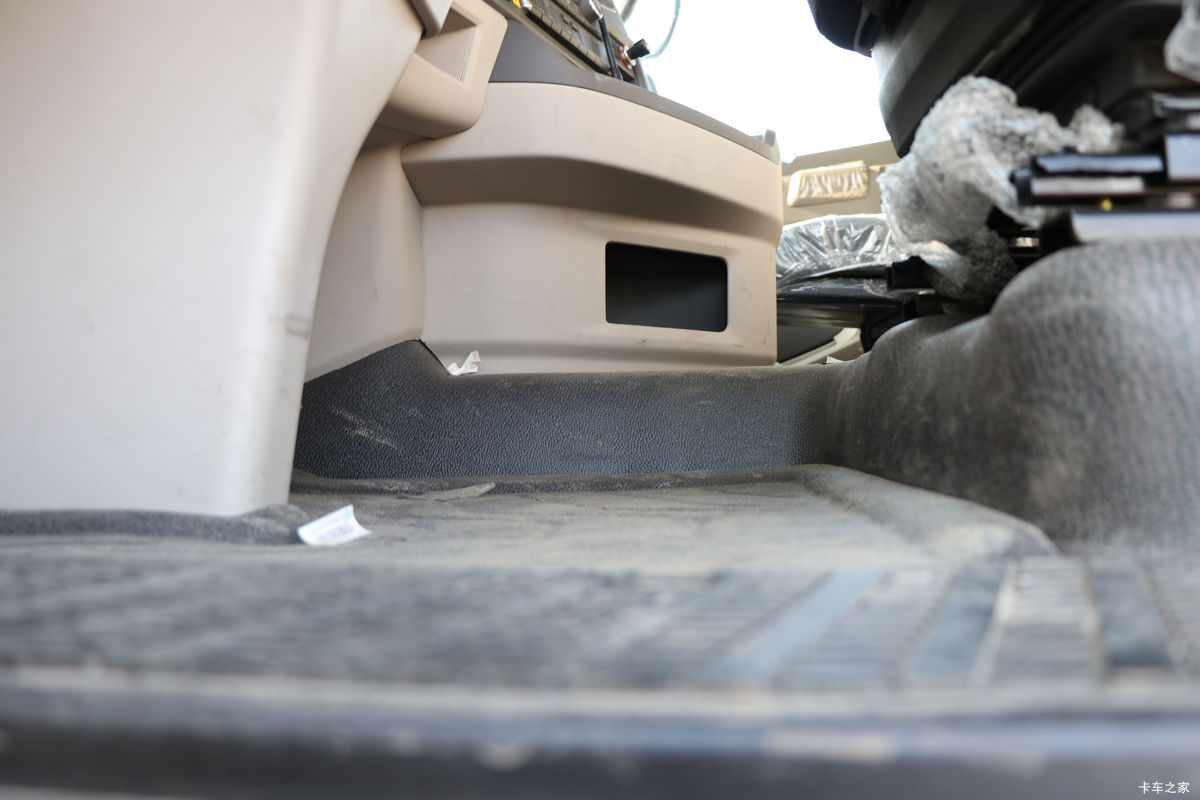 �й����� HOWO MAX 540���� 8X4 AMT�Զ����ʻ�ˮ��Ʒ���䳵(����������)��ʻ��                                               