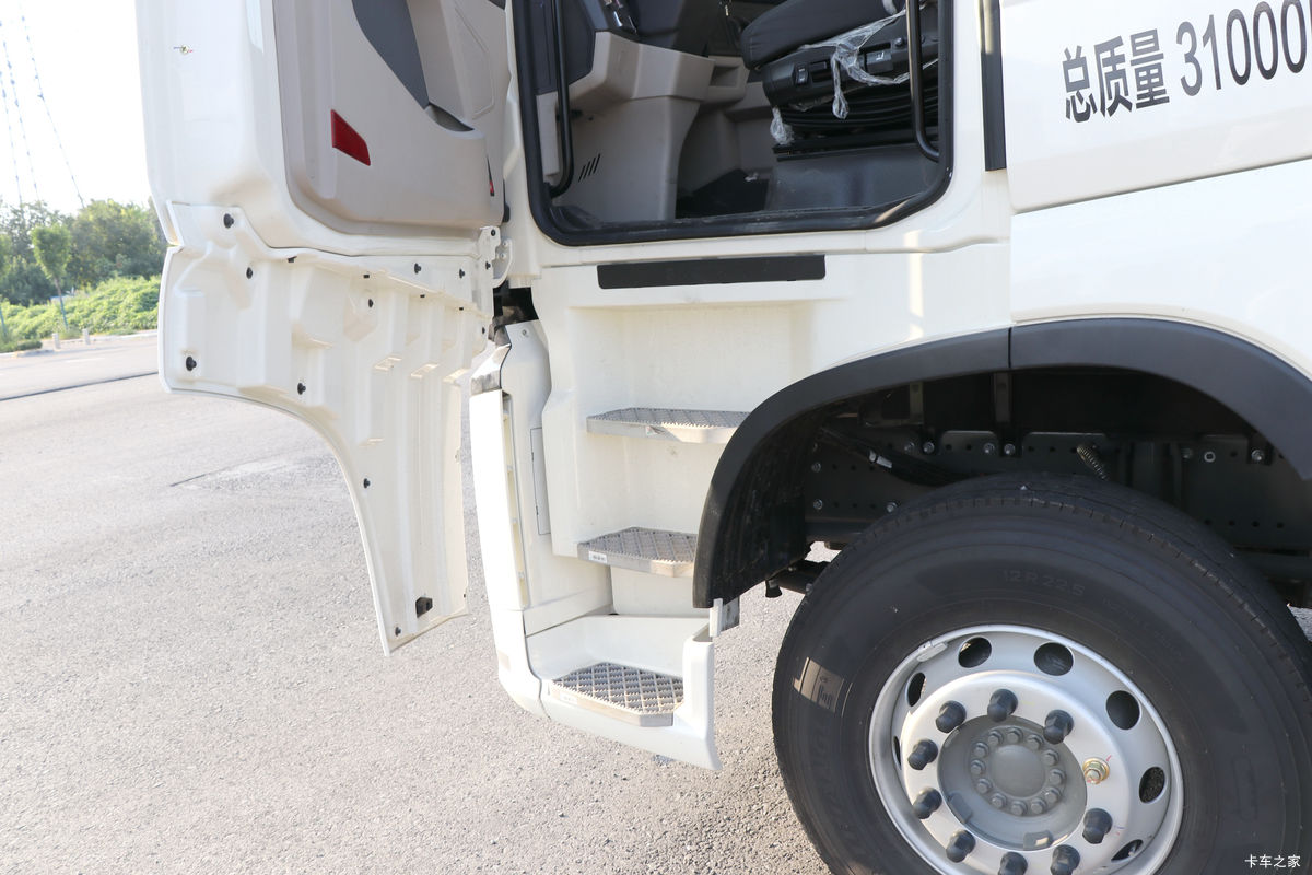 �й����� HOWO MAX 540���� 8X4 AMT�Զ����ʻ�ˮ��Ʒ���䳵(����������)��ʻ��                                               