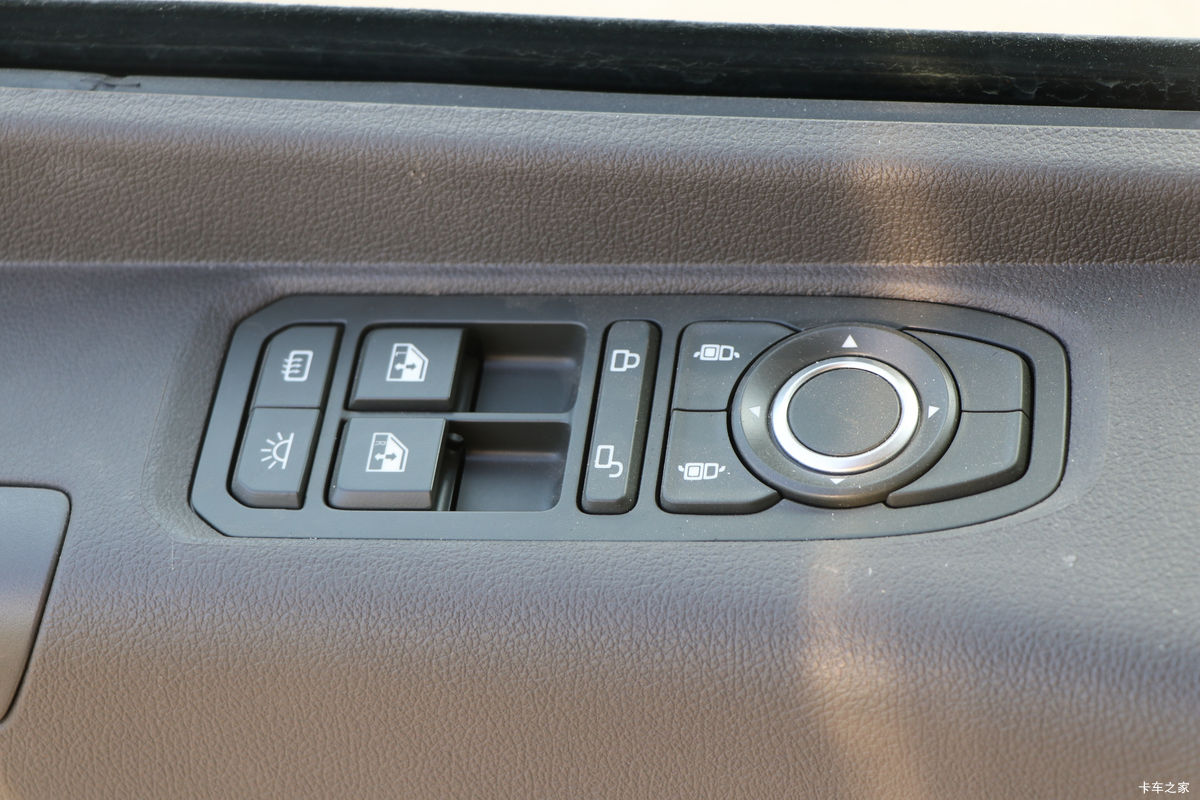 �й����� HOWO MAX 540���� 8X4 AMT�Զ����ʻ�ˮ��Ʒ���䳵(����������)��ʻ��                                               