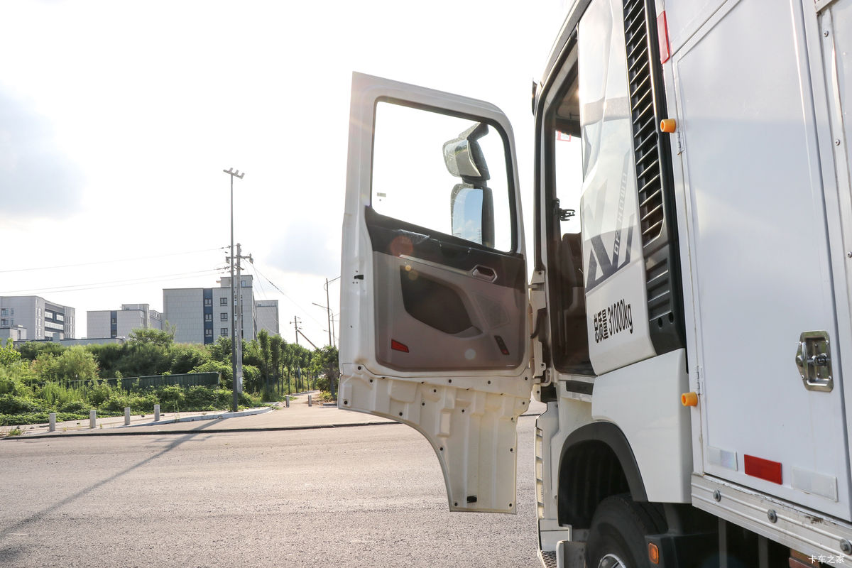 �й����� HOWO MAX 540���� 8X4 AMT�Զ����ʻ�ˮ��Ʒ���䳵(����������)��ʻ��                                               
