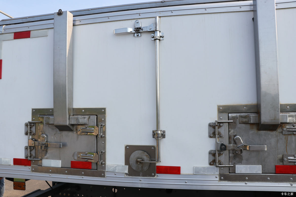 �й����� HOWO MAX 540���� 8X4 AMT�Զ����ʻ�ˮ��Ʒ���䳵(����������)��װ                                                