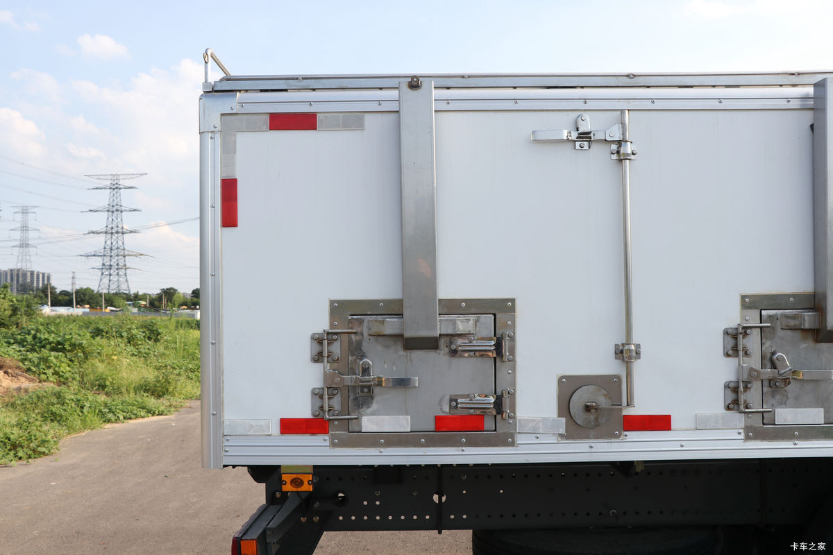 �й����� HOWO MAX 540���� 8X4 AMT�Զ����ʻ�ˮ��Ʒ���䳵(����������)��װ                                                