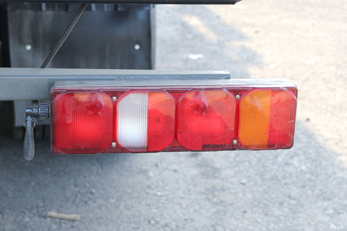�й����� HOWO MAX 540���� 8X4 AMT�Զ����ʻ�ˮ��Ʒ���䳵(����������)��װ                                                