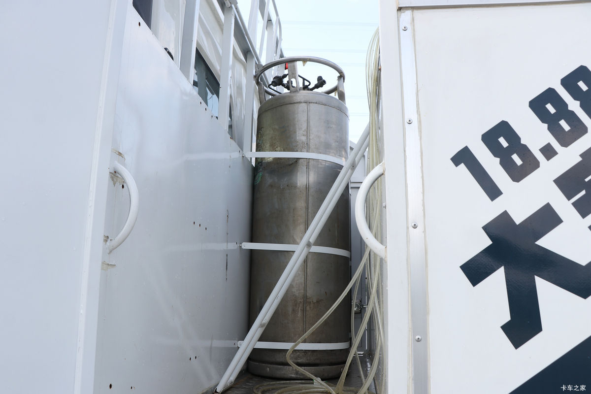 �й����� HOWO MAX 540���� 8X4 AMT�Զ����ʻ�ˮ��Ʒ���䳵(����������)��װ                                                