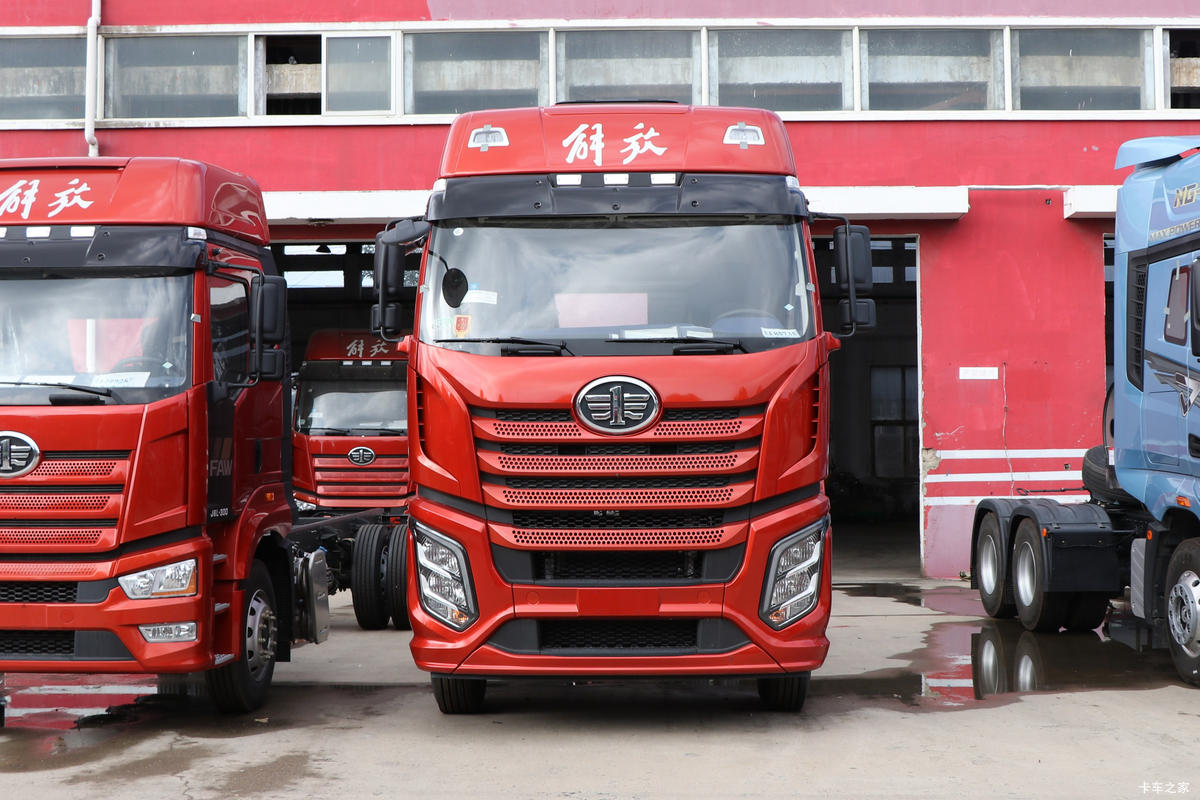 一汽解放 J6V 领航版 360马力 6X2 9.4米仓栅式载货车