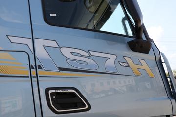 �й����� HOWO TS7�ؿ� 590���� 6X4 LNG�Զ���ǣ����(Һ��)(ZZ4257V424KF1LT)ͼƬ