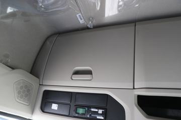 �й����� HOWO TS7�ؿ� 590���� 6X4 LNG�Զ���ǣ����(Һ��)(ZZ4257V424KF1LT)ͼƬ