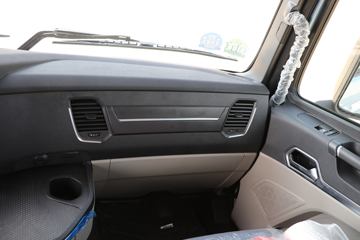 �й����� HOWO TS7�ؿ� 590���� 6X4 LNG�Զ���ǣ����(Һ��)(ZZ4257V424KF1LT)ͼƬ