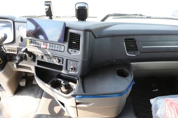 �й����� HOWO TS7�ؿ� 590���� 6X4 LNG�Զ���ǣ����(Һ��)(ZZ4257V424KF1LT)ͼƬ