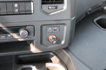 �й����� HOWO TS7�ؿ� 590���� 6X4 LNG�Զ���ǣ����(Һ��)(ZZ4257V424KF1LT)ͼƬ