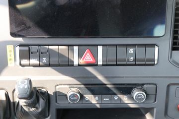 �й����� HOWO TS7�ؿ� 590���� 6X4 LNG�Զ���ǣ����(Һ��)(ZZ4257V424KF1LT)ͼƬ