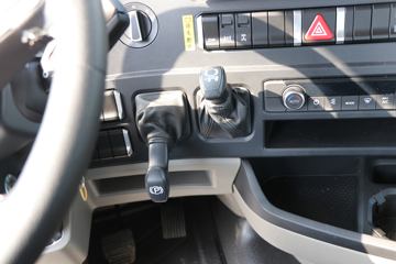 �й����� HOWO TS7�ؿ� 590���� 6X4 LNG�Զ���ǣ����(Һ��)(ZZ4257V424KF1LT)ͼƬ