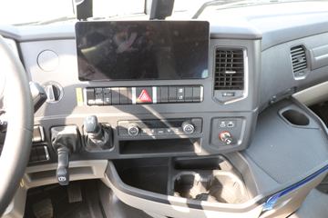 �й����� HOWO TS7�ؿ� 590���� 6X4 LNG�Զ���ǣ����(Һ��)(ZZ4257V424KF1LT)ͼƬ