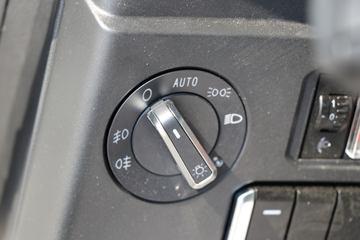 �й����� HOWO TS7�ؿ� 590���� 6X4 LNG�Զ���ǣ����(Һ��)(ZZ4257V424KF1LT)ͼƬ