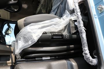 �й����� HOWO TS7�ؿ� 590���� 6X4 LNG�Զ���ǣ����(Һ��)(ZZ4257V424KF1LT)ͼƬ