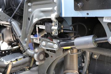 �й����� HOWO TS7�ؿ� 590���� 6X4 LNG�Զ���ǣ����(Һ��)(ZZ4257V424KF1LT)ͼƬ