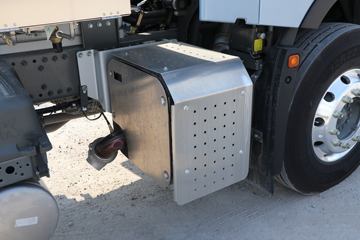 �й����� HOWO TS7�ؿ� 590���� 6X4 LNG�Զ���ǣ����(Һ��)(ZZ4257V424KF1LT)ͼƬ